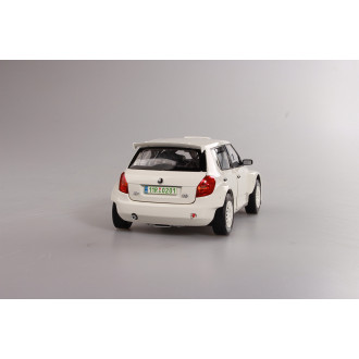 Škoda Fabia II FL S2000 (2010) Bílá 1:18, Šotolinová kola