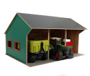 Kids Globe Farming Garáž dřevěná 1:16 pro 3 traktory, 55,5x75x43,5cm