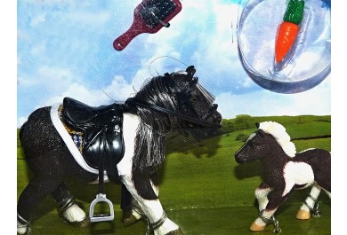 Shetlandský pony černý s hříbětem a příslušenstvím